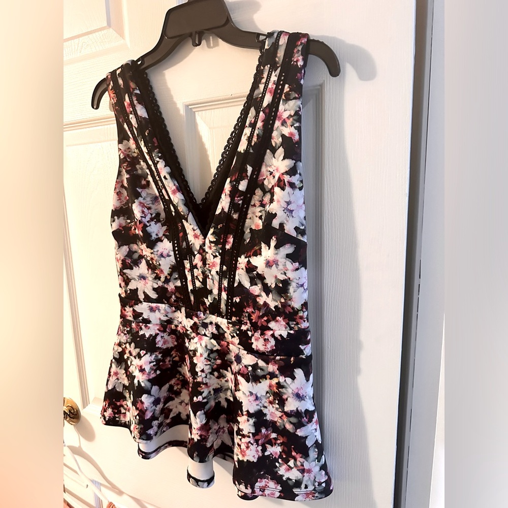 Bebe black floral V-Neck peplum top w/ side zip women’s sz Medium. Beautiful EUC